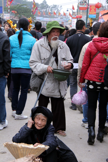 Sư giả, ăn xin &ldquo;bủa v&acirc;y&rdquo; Phủ Dầy 18