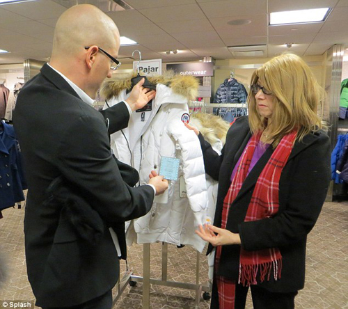 Marc Jacobs bị ph&aacute;t hiện gian dối khi sử dụng chất liệu l&ocirc;ng th&uacute; 2