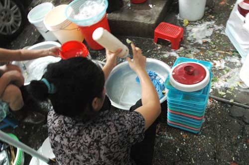 Cắn răng đi tiệc t&ugrave;ng, xe &ocirc;m... kiếm tiền ti&ecirc;u Tết 2