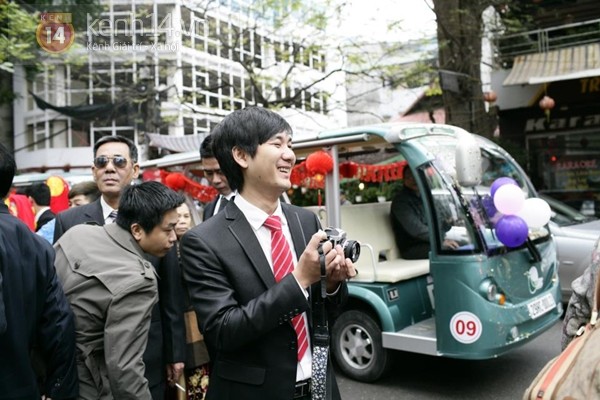 Độc đ&aacute;o lễ ăn hỏi bằng xe điện tại H&agrave; Nội 2