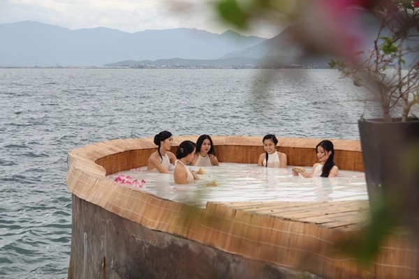 Tăng Thanh H&agrave; su&yacute;t lộ ngực v&igrave;... tắm ti&ecirc;n 6