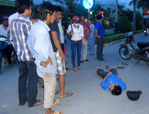 Chuyện kh&aacute;ch T&acirc;y cứu người v&agrave; sự v&ocirc; cảm của một bộ phận người Việt 4