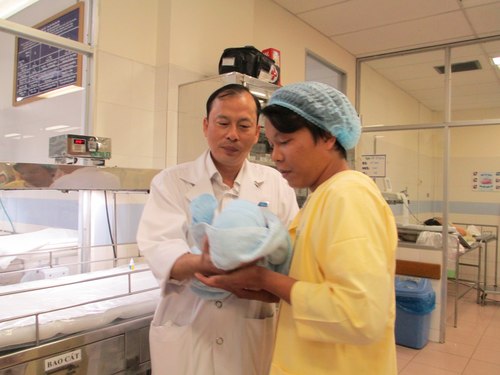 Những em b&eacute; ch&agrave;o đời v&agrave;o thời khắc giao thừa 2