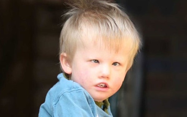 Cậu b&eacute; c&oacute; khu&ocirc;n mặt... kh&ocirc;ng cảm x&uacute;c 3