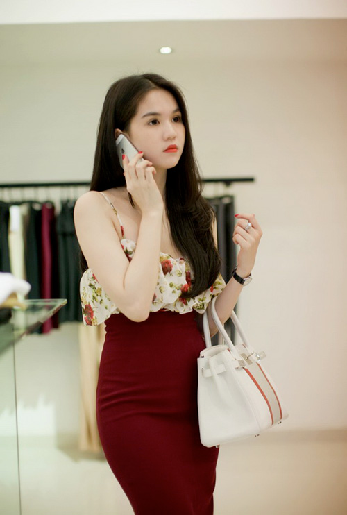 Ngọc Trinh g&acirc;y cho&aacute;ng khi xuất hiện với t&uacute;i nửa tỷ đồng 4