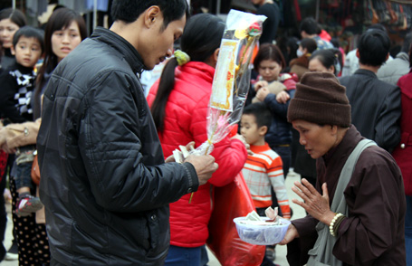 Sư giả, ăn xin &ldquo;bủa v&acirc;y&rdquo; Phủ Dầy 11