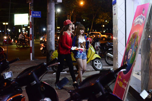 Angela Phương Trinh l&aacute;i xế hộp 2 tỷ mới tậu đi ăn kem 7