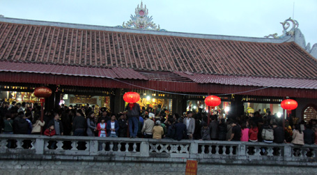 Sư giả, ăn xin &ldquo;bủa v&acirc;y&rdquo; Phủ Dầy 6