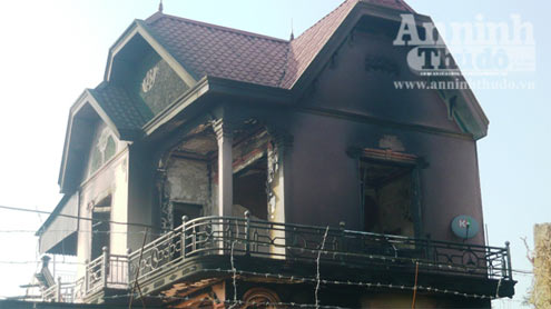 Con trai đốt nh&agrave; v&igrave; mẹ kh&ocirc;ng cho tiền 2