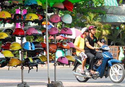 Từ ng&agrave;y 15/4, đội mũ bảo hiểm giả sẽ bị phạt 1