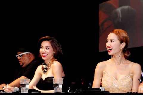 Hồ Ngọc H&agrave; so vai trần với Th&aacute;i Y L&acirc;m 3