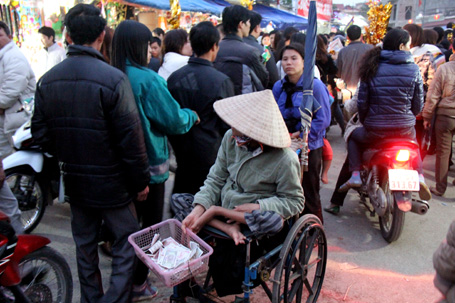 Sư giả, ăn xin &ldquo;bủa v&acirc;y&rdquo; Phủ Dầy 23