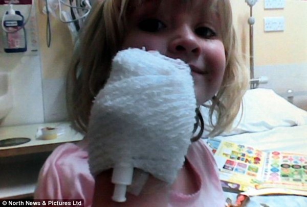 B&eacute; g&aacute;i sinh ra với một nửa tr&aacute;i tim 3