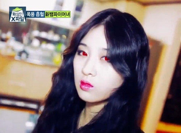 2 người đẹp H&agrave;n uống m&aacute;u tươi như ma c&agrave; rồng 4