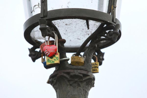 Độc đ&aacute;o c&acirc;y cầu ngh&igrave;n kh&oacute;a thơ mộng nhất Paris 14