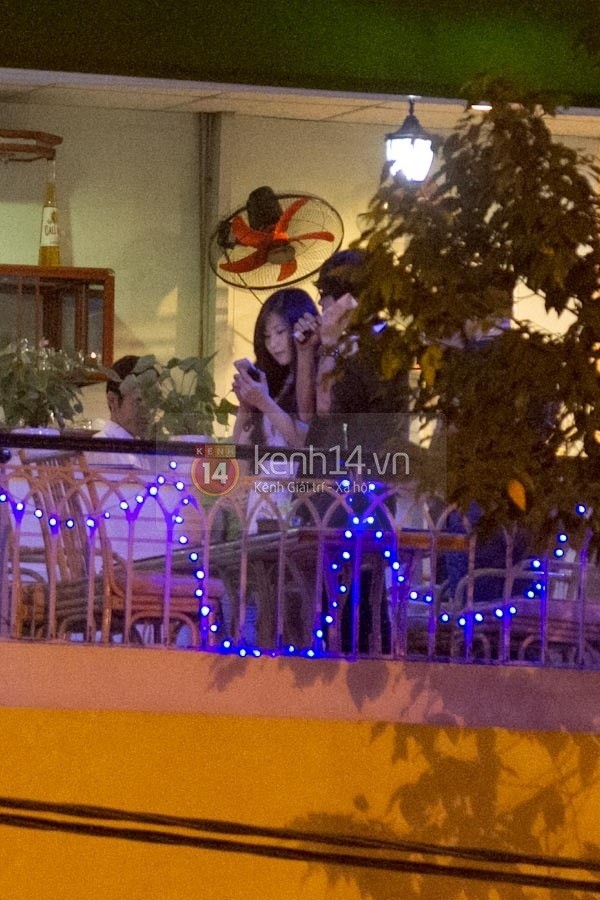 B&ugrave;i Anh Tuấn tận t&igrave;nh đưa Hương Tr&agrave;m về nh&agrave; 4