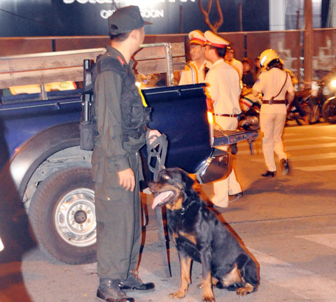 Cảnh s&aacute;t phong toả 2 vũ trường lớn nhất S&agrave;i G&ograve;n l&uacute;c rạng s&aacute;ng 2