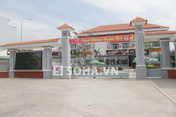 Bắt c&oacute;c học sinh tiểu học trước cổng trường để lột v&agrave;ng 1