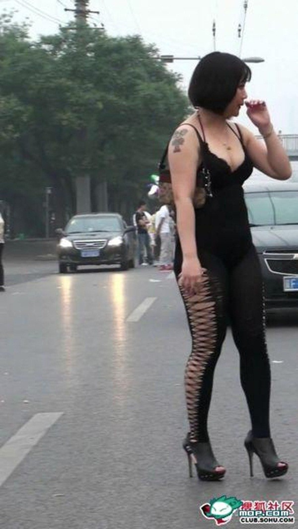 Cho&aacute;ng với những bộ trang phục ra phố của c&aacute;c người đẹp 16