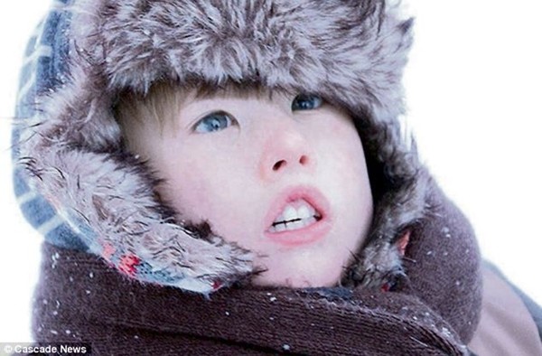 Cậu b&eacute; c&oacute; khu&ocirc;n mặt... kh&ocirc;ng cảm x&uacute;c 1