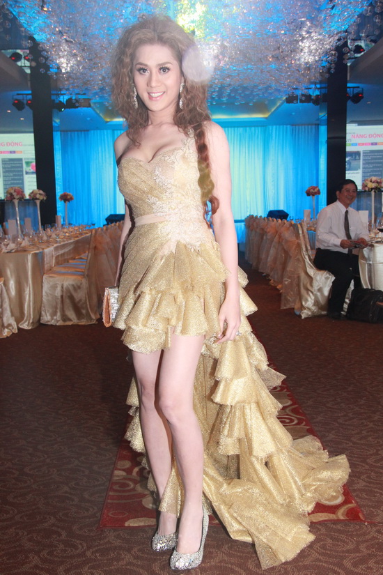 Khanh Chi L&acirc;m c&ocirc;ng khai người y&ecirc;u v&agrave; nhẫn đ&iacute;nh h&ocirc;n "khủng" 2