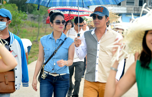 L&acirc;m Chi Khanh v&agrave; bạn trai t&igrave;nh tứ ở biển 12