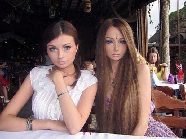 Gặp gia đ&igrave;nh b&uacute;p b&ecirc; sống Valeria Lukyanova 7
