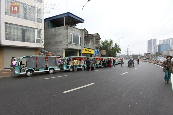 Độc đ&aacute;o lễ ăn hỏi bằng xe điện tại H&agrave; Nội 3
