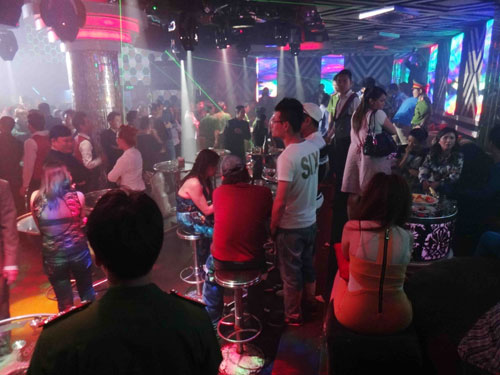 H&agrave;ng trăm cảnh s&aacute;t kiểm tra vũ trường Diamond 4