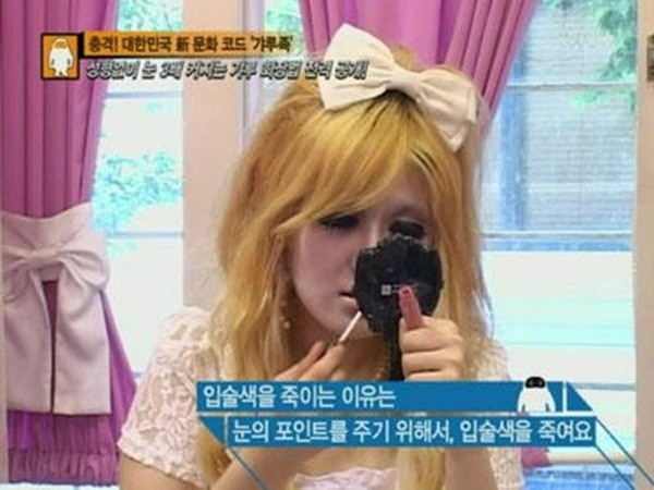 H&agrave;n Quốc: Trang điểm như đeo mặt nạ ra đường 3