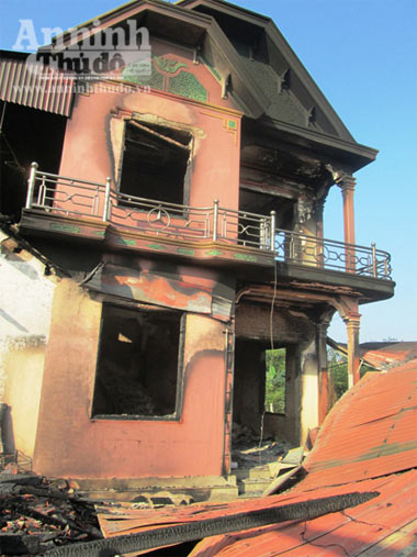 Con trai đốt nh&agrave; v&igrave; mẹ kh&ocirc;ng cho tiền 1