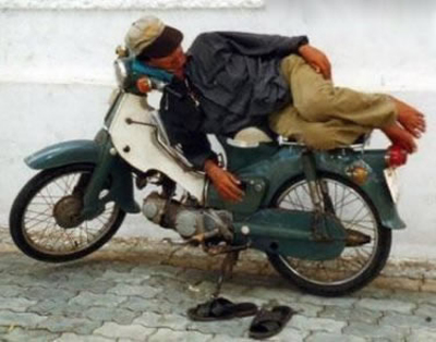 Cắn răng đi tiệc t&ugrave;ng, xe &ocirc;m... kiếm tiền ti&ecirc;u Tết 3