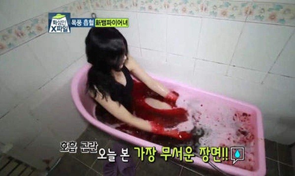 2 người đẹp H&agrave;n uống m&aacute;u tươi như ma c&agrave; rồng 12