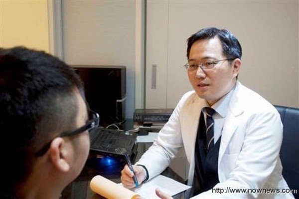 Ch&agrave;ng trai c&oacute; bộ ngực to hơn v&ograve;ng 1 của bạn g&aacute;i 1