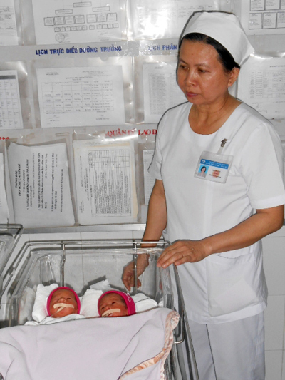 Gặp đ&ocirc;i vợ chồng g&acirc;y x&ocirc;n xao v&igrave; ca sinh 5 4