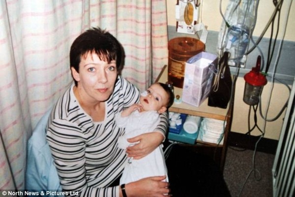 B&eacute; g&aacute;i sinh ra với một nửa tr&aacute;i tim 2