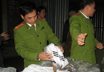 Bắt tr&ecirc;n 1.000 đ&ocirc;i giầy nghi l&agrave;m giả Adidas v&agrave; Nike nhập lậu 1