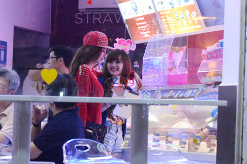 Angela Phương Trinh l&aacute;i xế hộp 2 tỷ mới tậu đi ăn kem 13