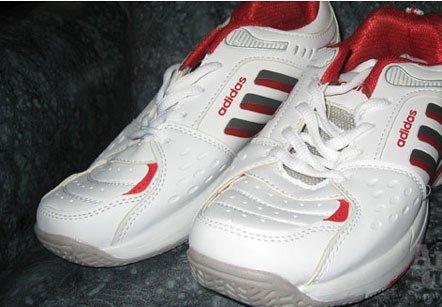 Bắt tr&ecirc;n 1.000 đ&ocirc;i giầy nghi l&agrave;m giả Adidas v&agrave; Nike nhập lậu 2