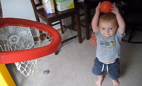 Cư d&acirc;n mạng ph&aacute;t sốt với "thần đồng b&oacute;ng rổ 2 tuổi" 2