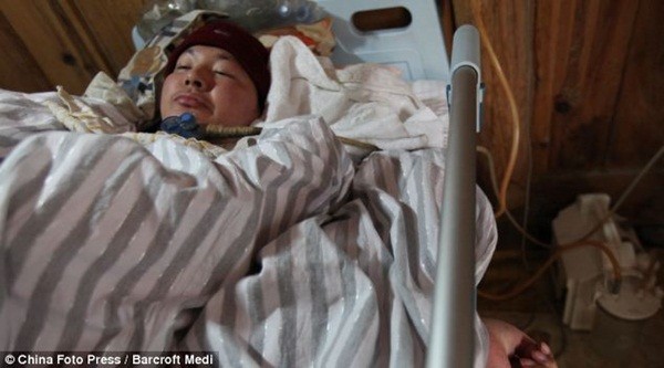 Cảm động gia đ&igrave;nh tự chế m&aacute;y thở cứu con 9