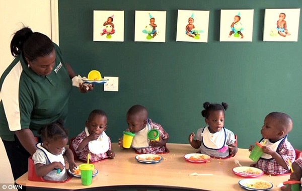 Cho&aacute;ng với kỷ lục của những b&agrave; mẹ mắn đẻ  15