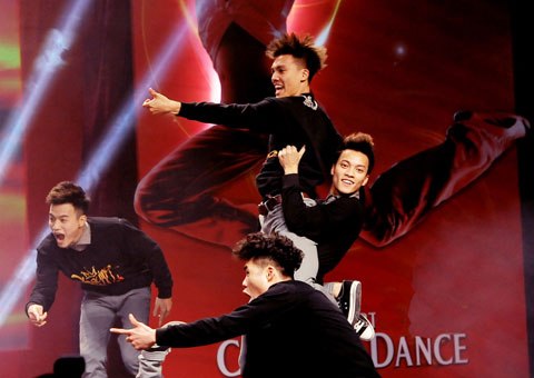 Hồ Ngọc H&agrave; so vai trần với Th&aacute;i Y L&acirc;m 10