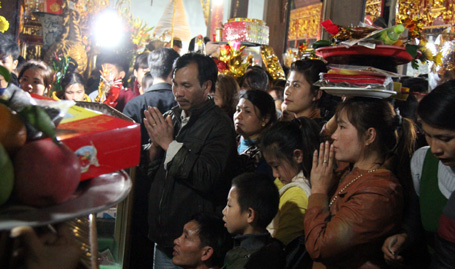 Sư giả, ăn xin &ldquo;bủa v&acirc;y&rdquo; Phủ Dầy 9