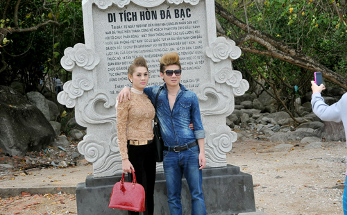 L&acirc;m Chi Khanh v&agrave; bạn trai t&igrave;nh tứ ở biển 4