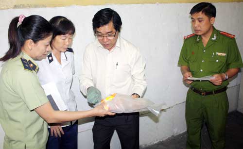 Thực phẩm hết hạn "tấn c&ocirc;ng" Tết 6