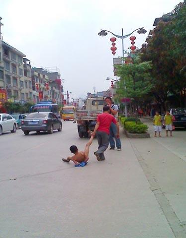 Sốc với c&aacute;c kiểu lột truồng để... dạy dỗ con 3