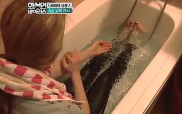 "B&agrave; ch&uacute;a Tuyết" th&iacute;ch tắm nước đ&aacute; trong thời tiết -16 độ 5