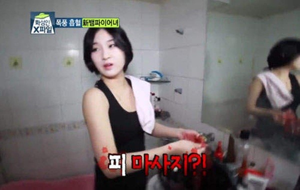 2 người đẹp H&agrave;n uống m&aacute;u tươi như ma c&agrave; rồng 11