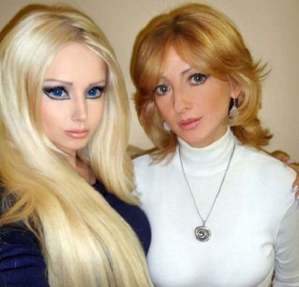 Gặp gia đ&igrave;nh b&uacute;p b&ecirc; sống Valeria Lukyanova 4